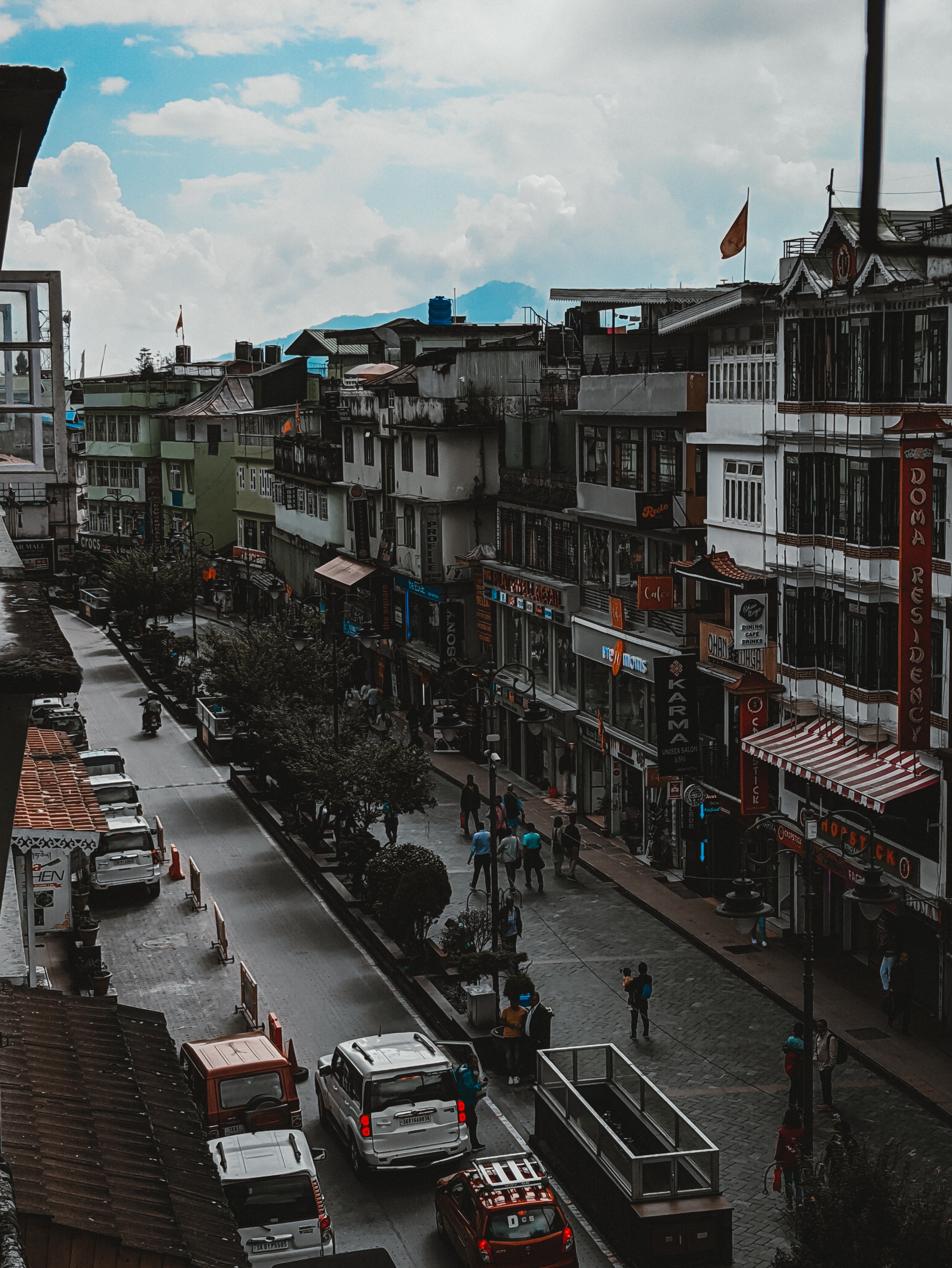 Which markets in Gangtok are best for food and shopping?