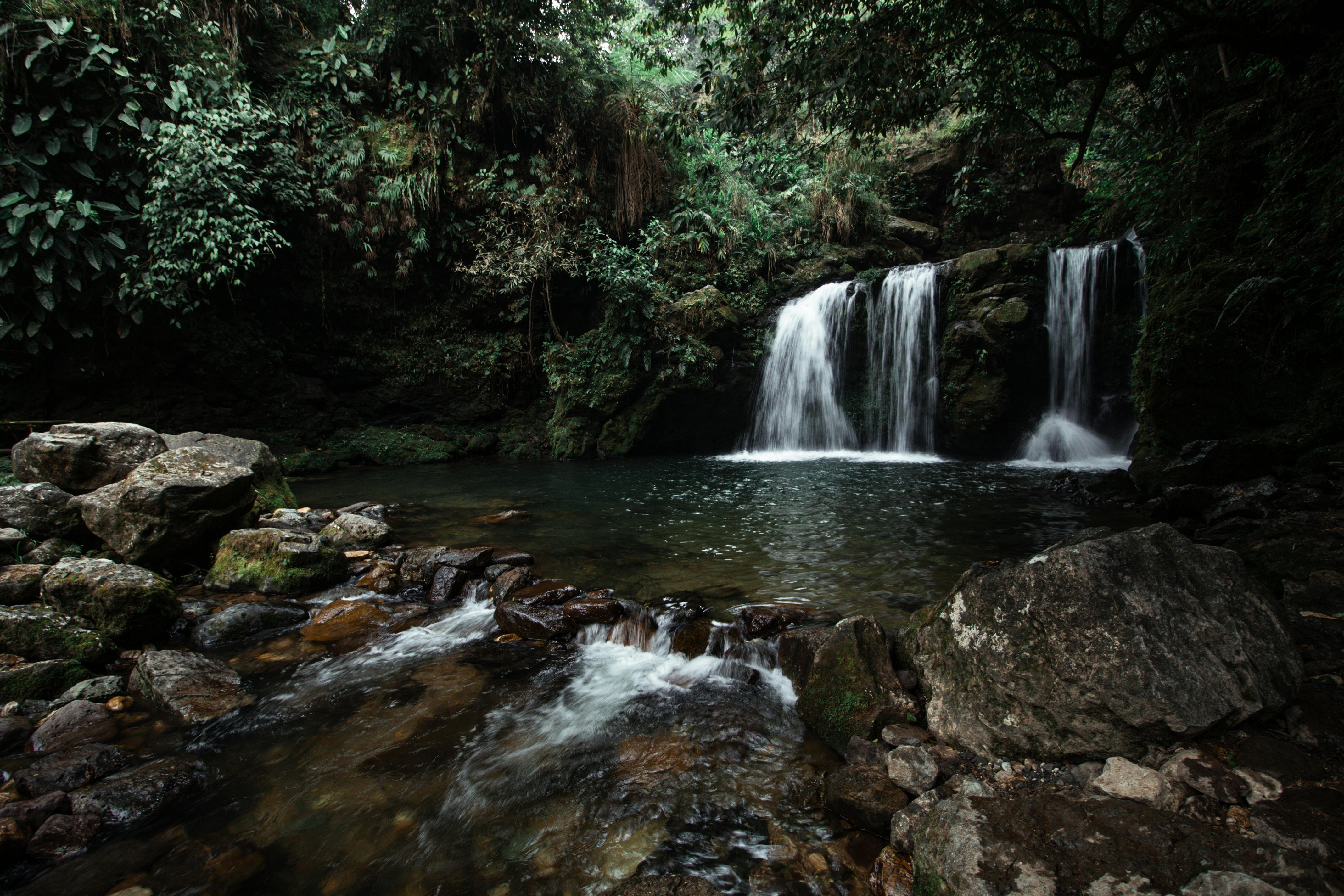 Which lesser-known waterfalls and viewpoints are worth exploring in Meghalaya?